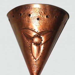 Nástěnná lampa z tepané mědi, tvar kornout